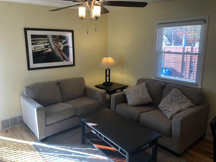 Entire Apartment Close To Downtown - 2 Queen Beds Springfield Exterior photo