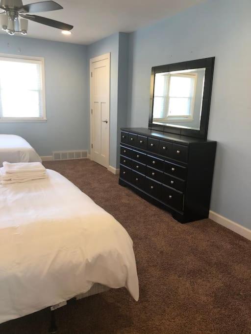 Entire Apartment Close To Downtown - 2 Queen Beds Springfield Exterior photo